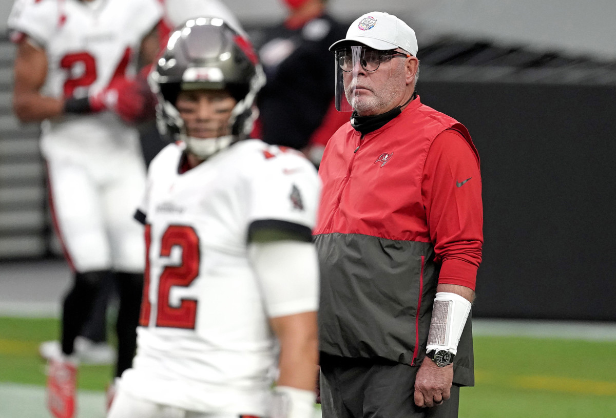 Bruce Arians before a 2020 Bucs game, with Tom Brady in the foreground