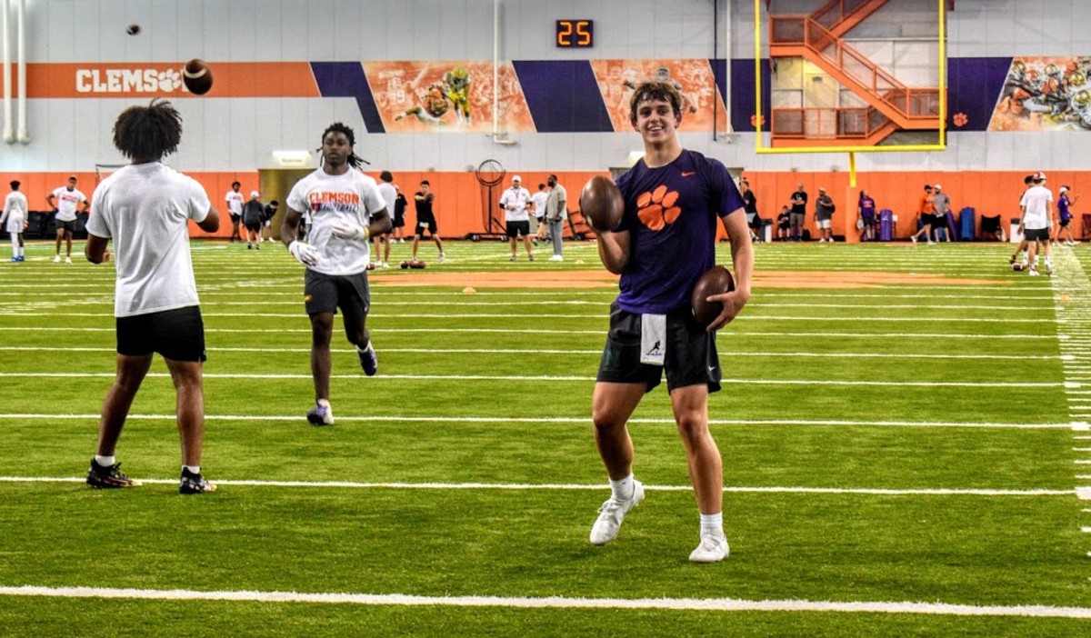 2023 QB Arch Manning is all smiles while working out at a Clemson camp