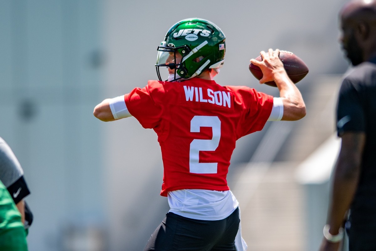 Jets quarterback Zach Wilson throws pass