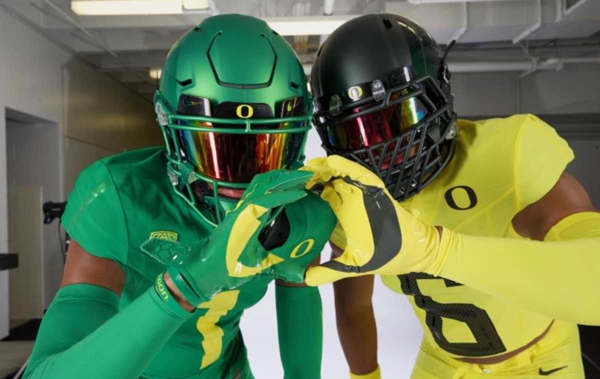 TJ Dudley (6) throws up an O with Oregon wide receiver commit Stephon Johnson Jr. (1) on his official visit.