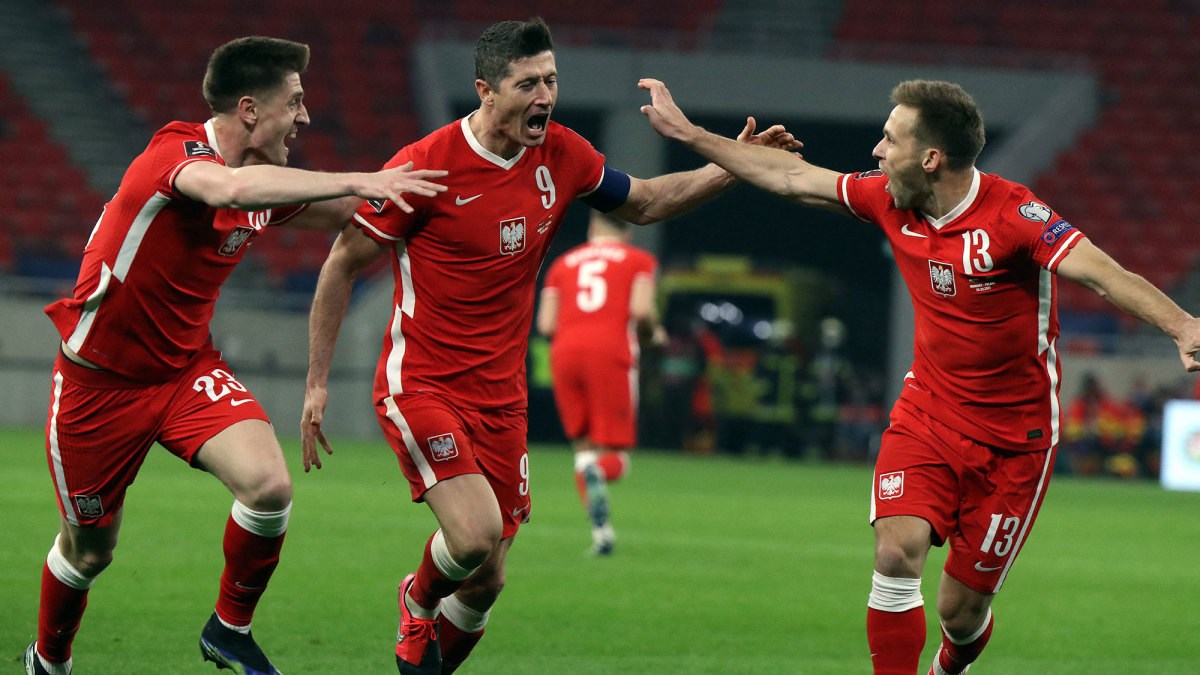 Robert Lewandowski scores for Poland in World Cup qualifying
