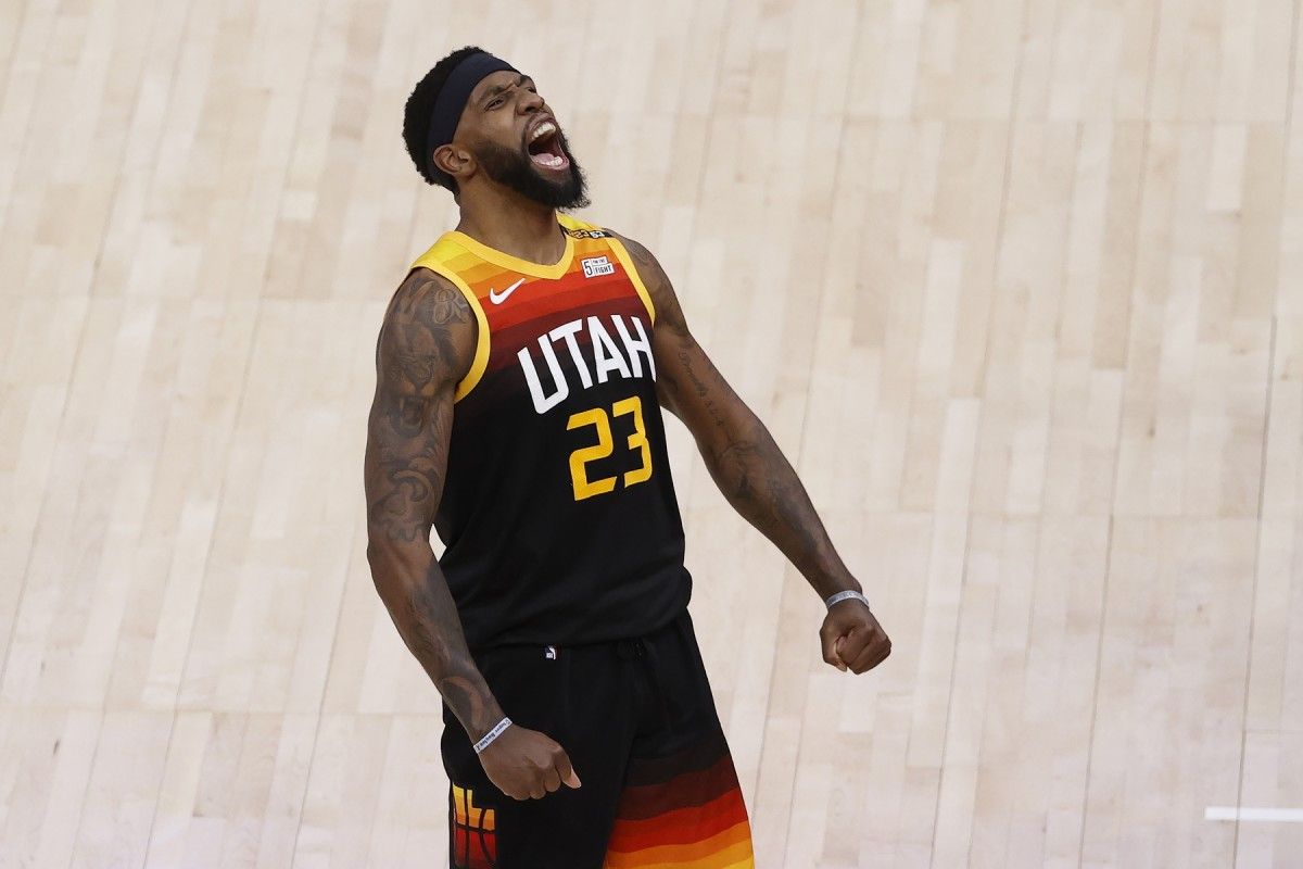 Royce O'Neale (23) flexes in celebration against the Los Angeles Clippers