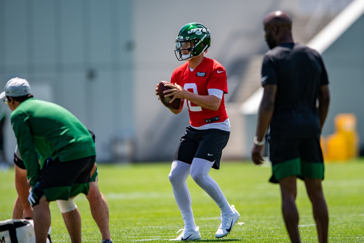Jets QB Zach Wilson dropping back in OTAs