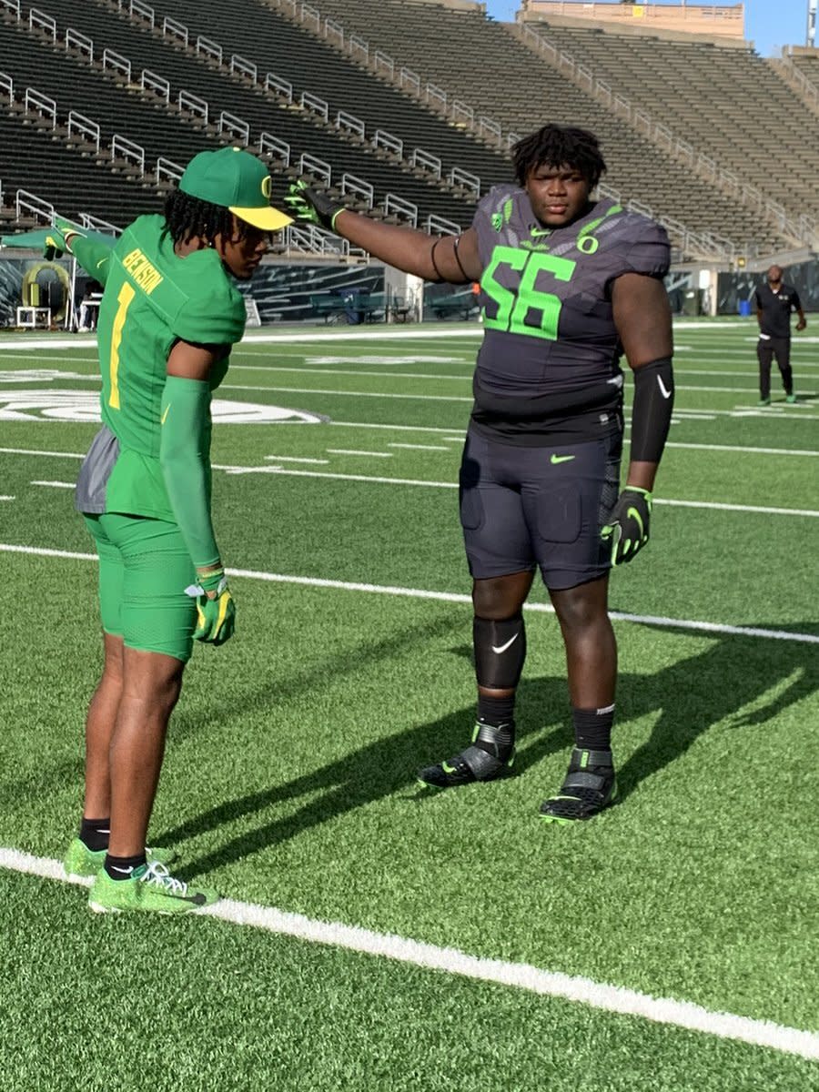 Cameron Williams poses for a photo with Ducks WR commit Stephon Johnson Jr. at Autzen Stadium on his official visit.