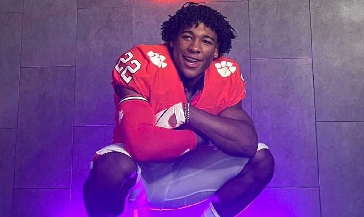 2023 RB Justice Haynes poses in Clemson uniform on recent recruiting visit