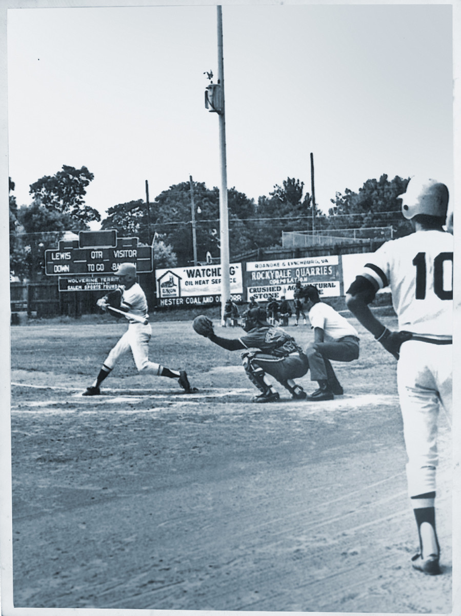 Edmead swinging away, as Cruz waits on deck.