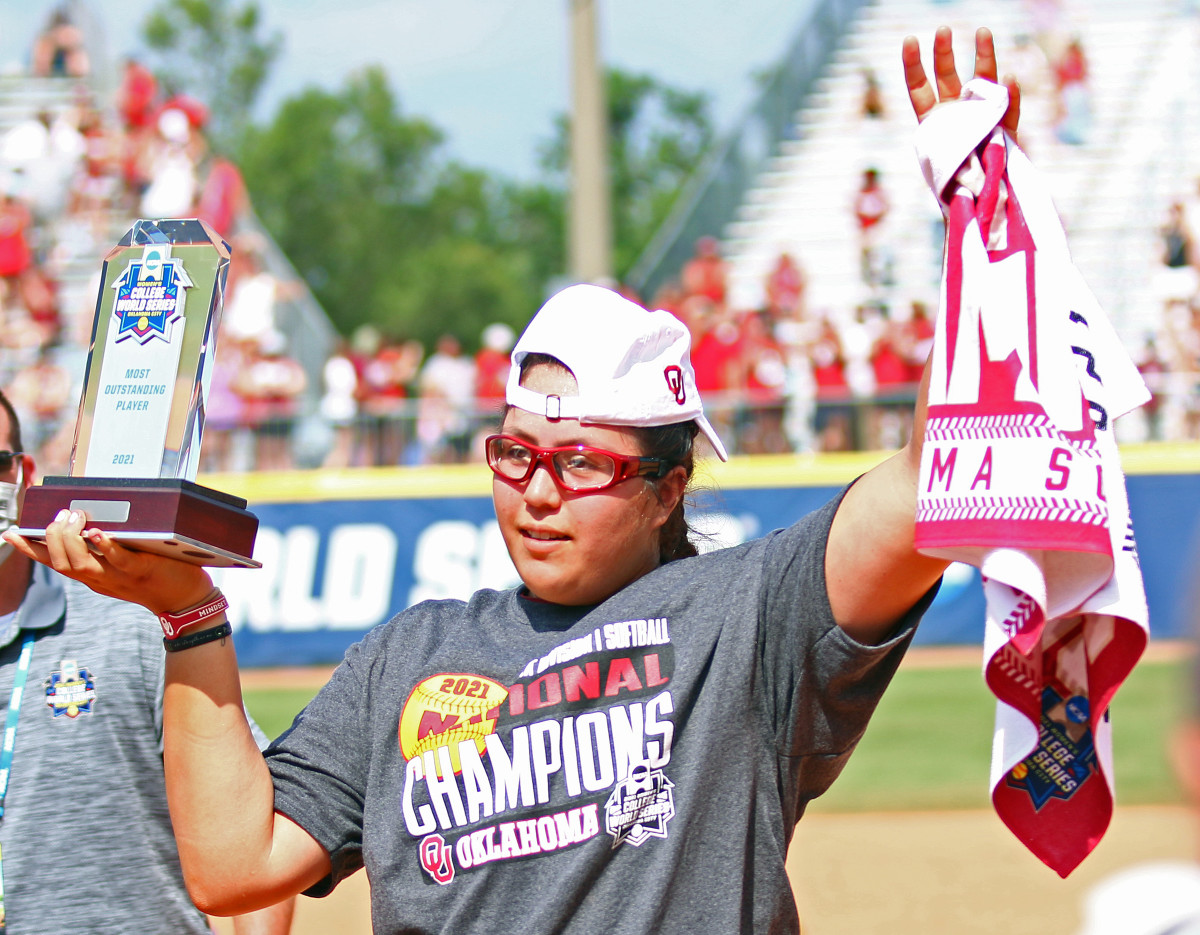 Giselle Juarez and her Most Outstanding Player award