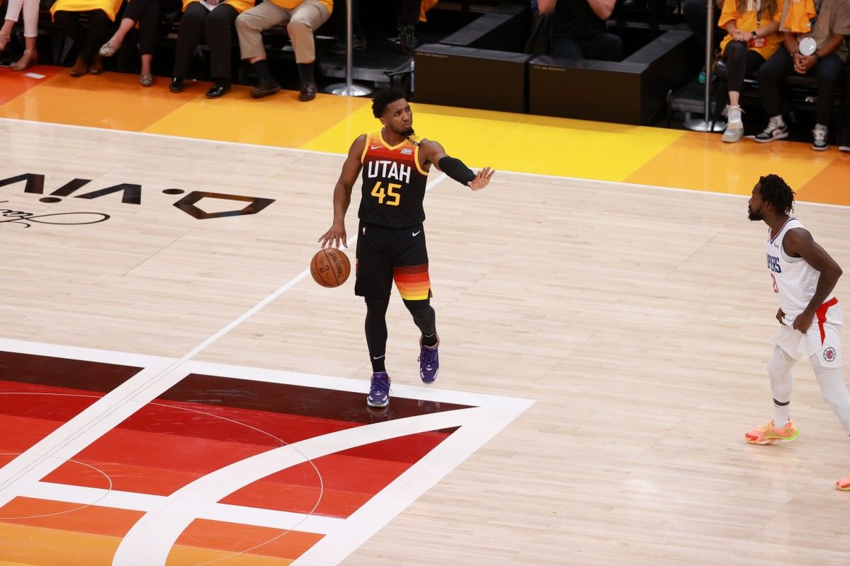 Donovan Mitchell (45) calls out a play against the Los Angeles Clippers