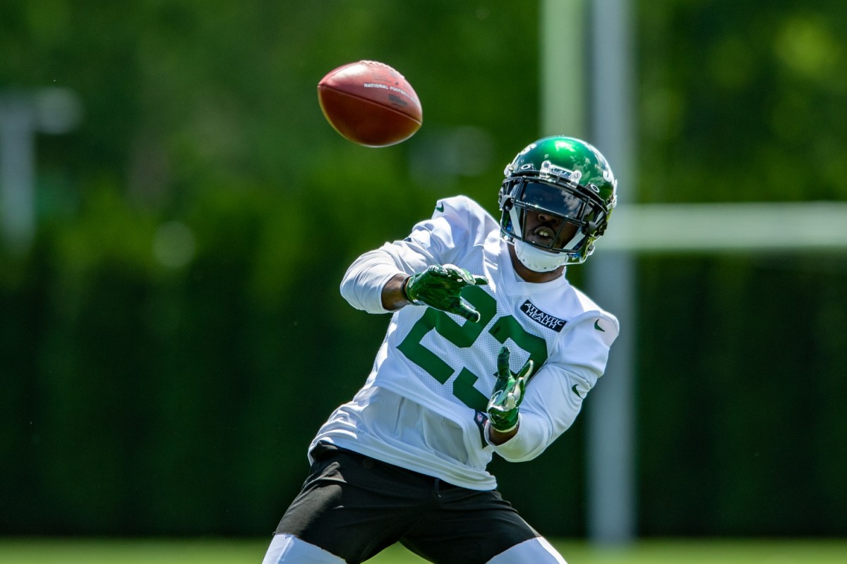 Jets RB Tevin Coleman catches pass