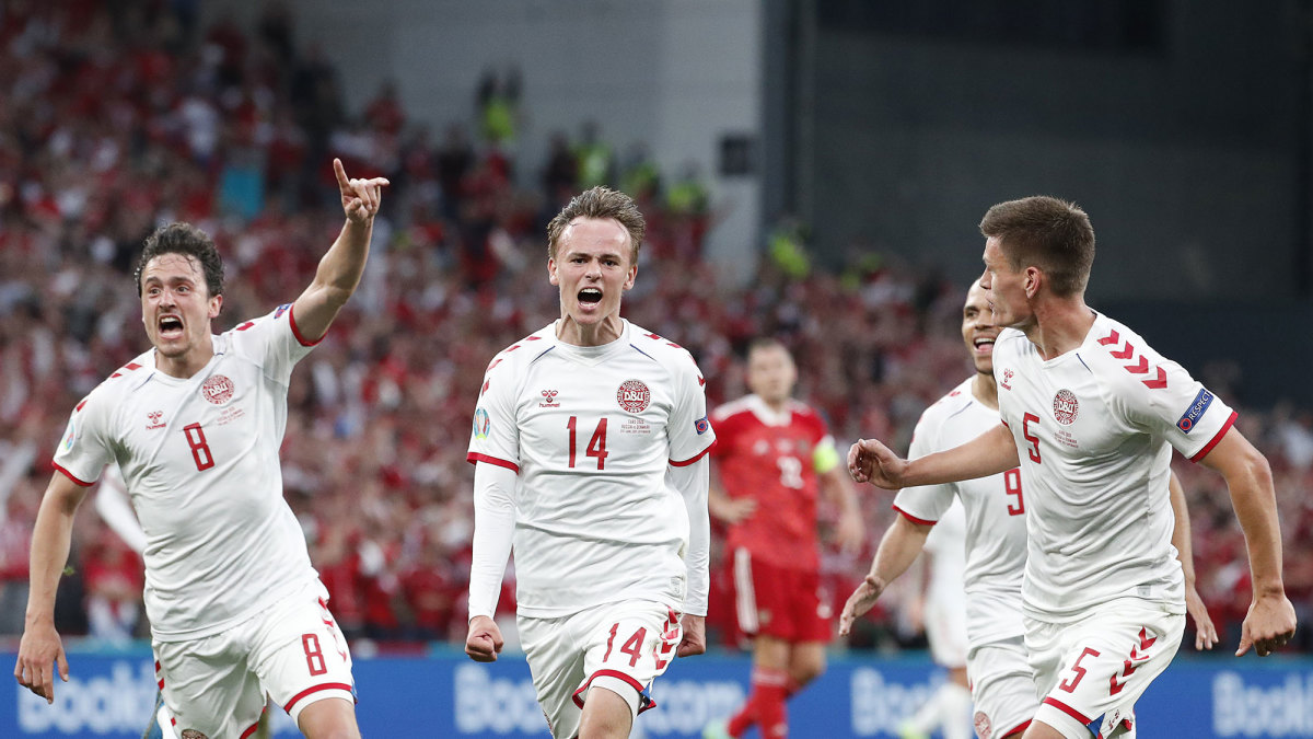 Mikkel Damsgaard scores for Denmark