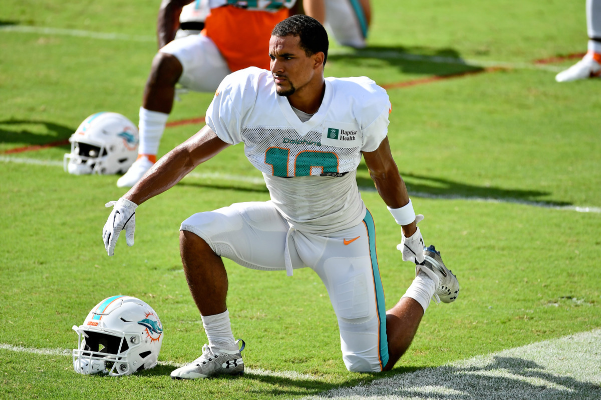malcolm-perry-nfl-dolphins-stretching
