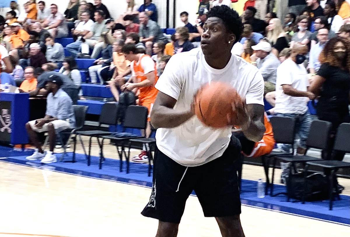 Former Tennessee standout Admiral Schofield prepares to shoot during halftime of the Vols basketball alumni game at William Blount High School on Saturday, July 3, 2021. (Jake Nichols)