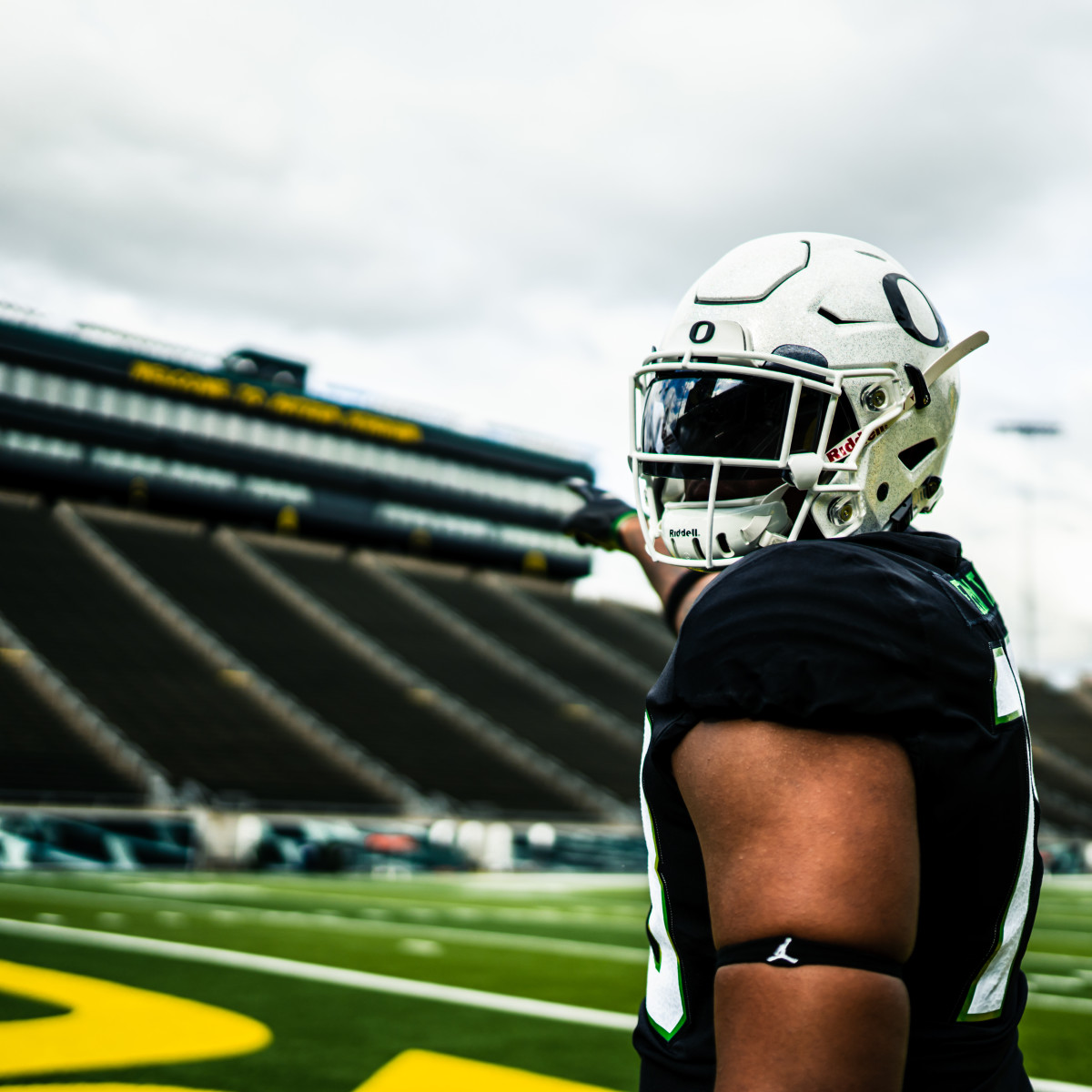 Kelvin Banks points at Autzen Stadium on his official visit to Oregon in June.