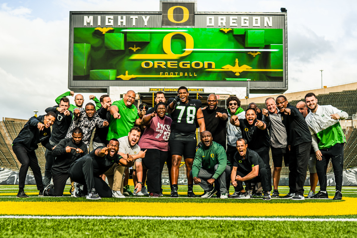 Banks poses with his family and the Oregon staff inside Autzen Stadium during his official visit to Eugene.