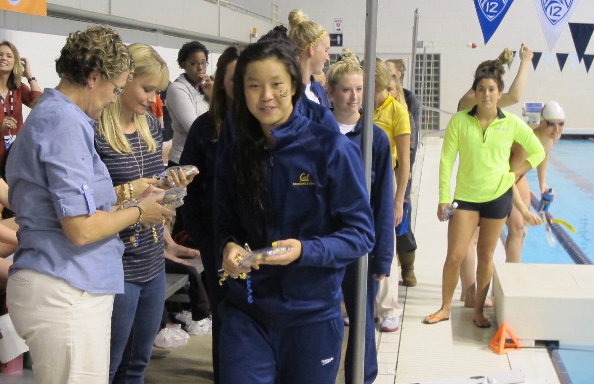 Stephanie Au receives award from coach Teri McKeever.