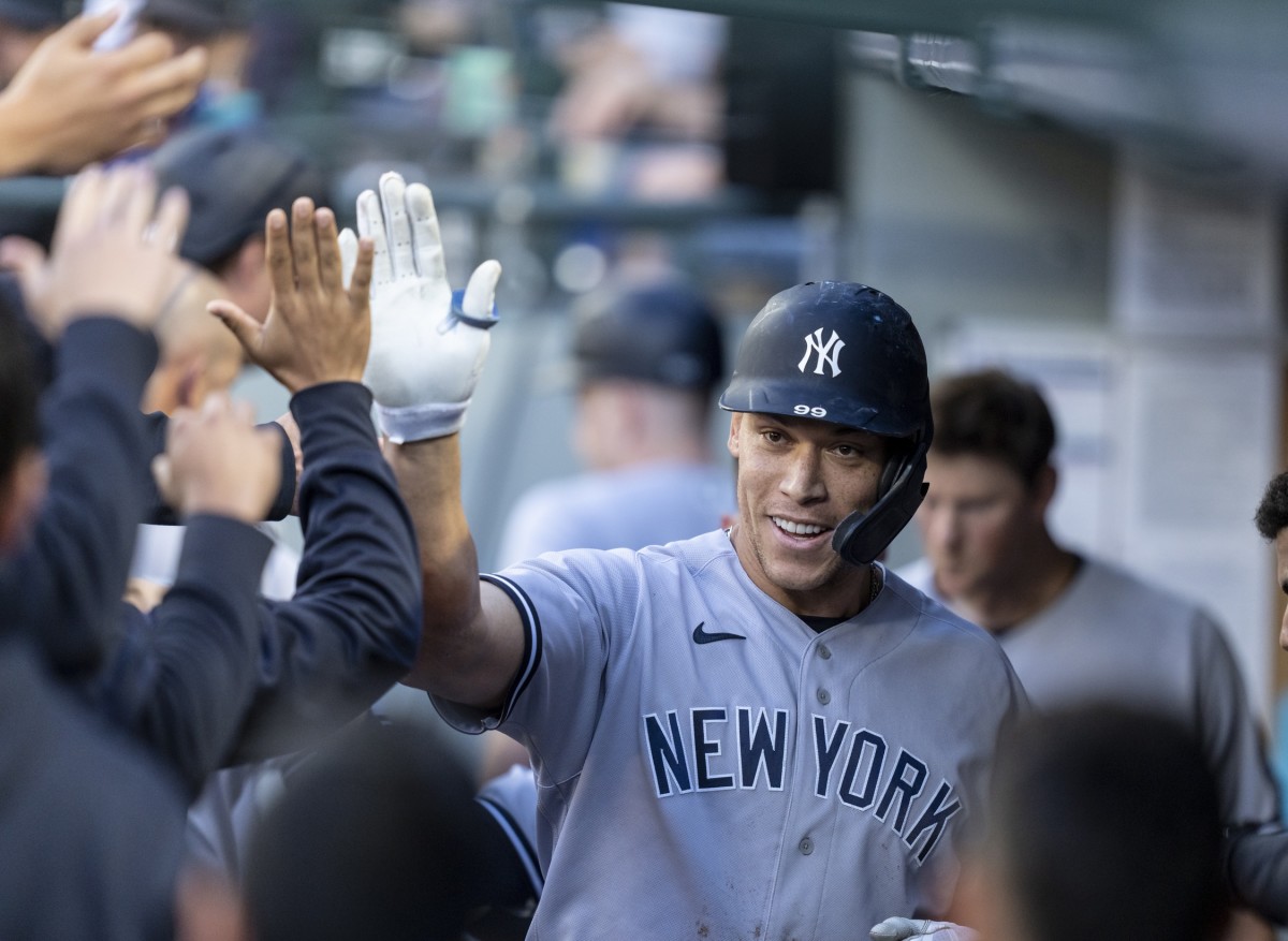 Yankees RF Aaron Judge gets high fives in dugout