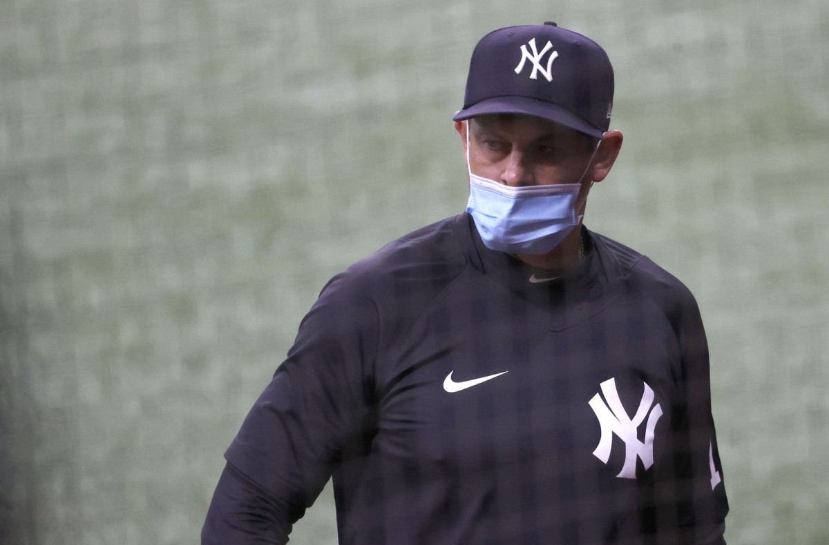 Yankees manager Aaron Boone wearing mask