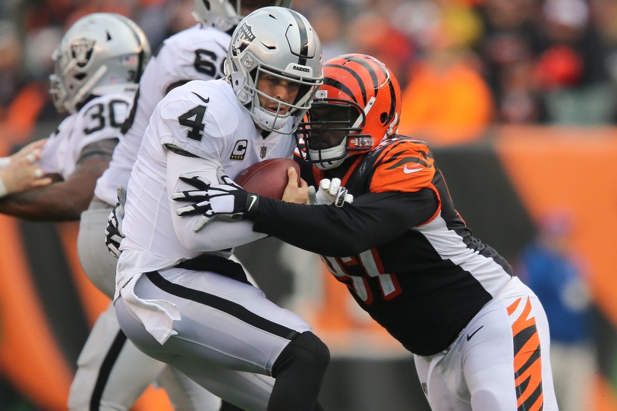 Cincinnati Bengals defensive tackle Geno Atkins (97) sacks Oakland Raiders quarterback Derek Carr (4) © Kareem Elgazzar