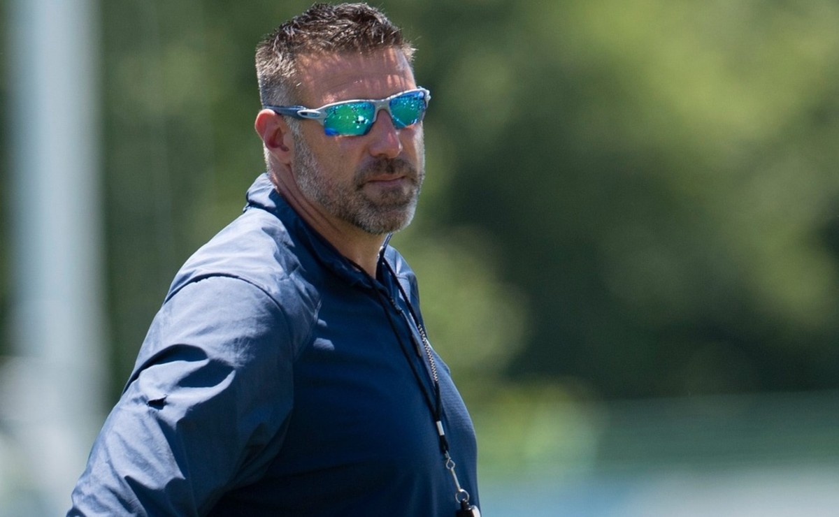 Tennessee Titans head coach Mike Vrabel watches his team during a Mini-Camp practice at Saint Thomas Sports Park Tuesday, June 15, 2021 in Nashville, Tenn.