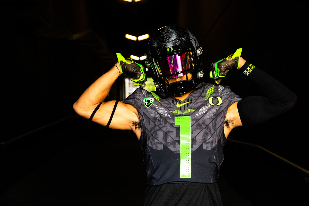 Sategna flexes in the tunnel leading to Autzen Stadium during his Oregon official visit this summer. 