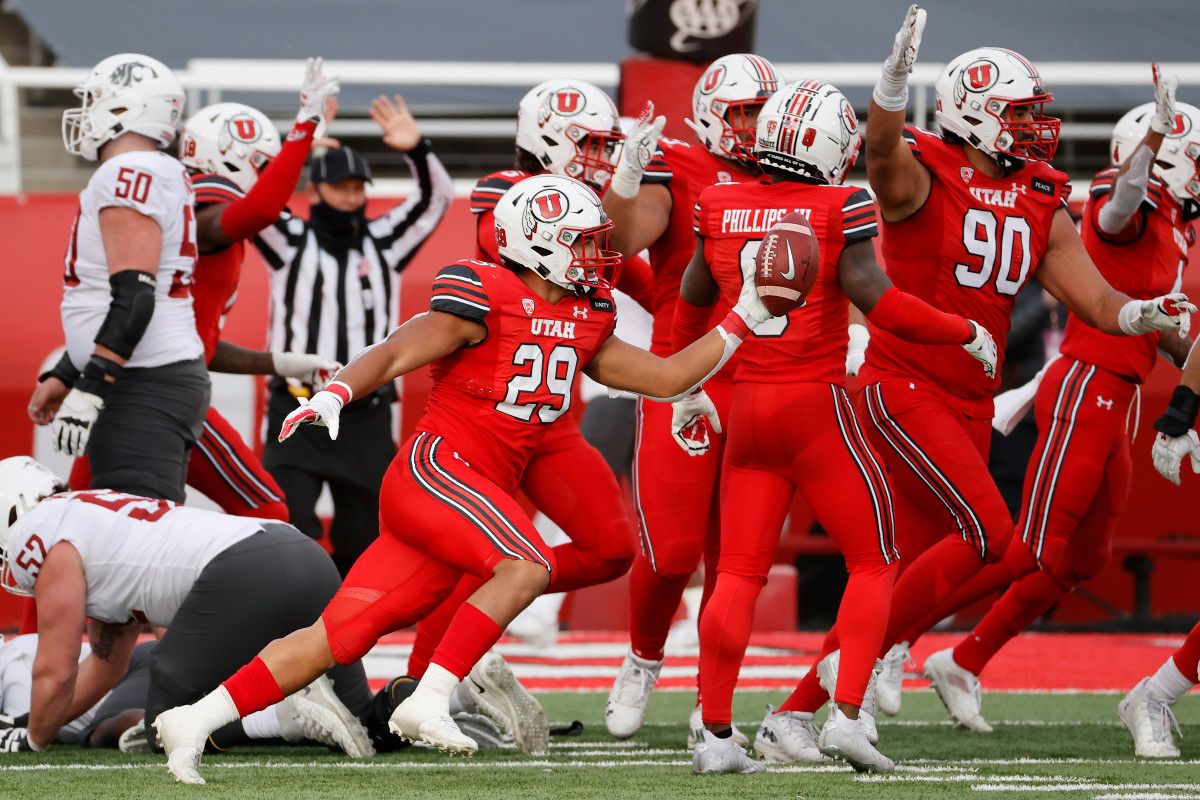 Nephi Sewell (29) celebrates a fumble recovery in the fourth quarter against Washington State.
