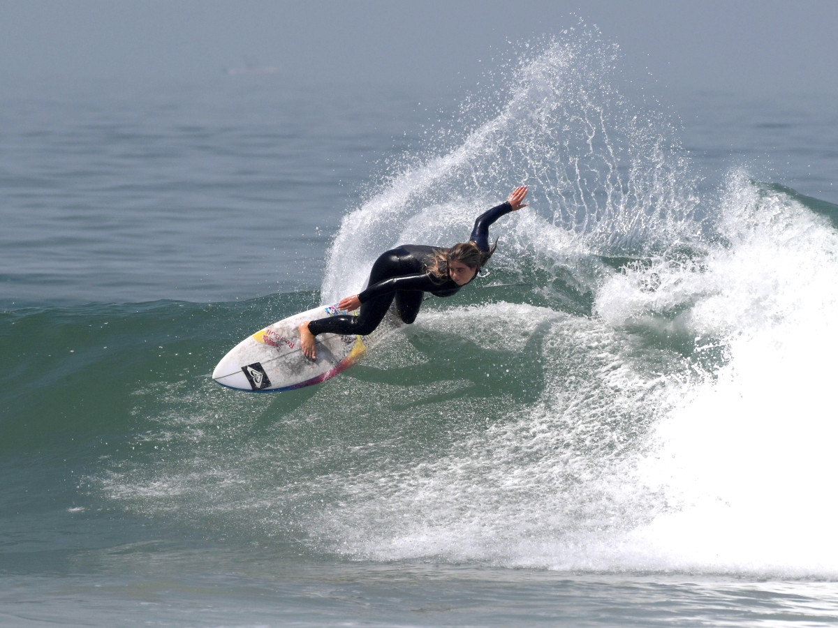 caroline-marks-surfing