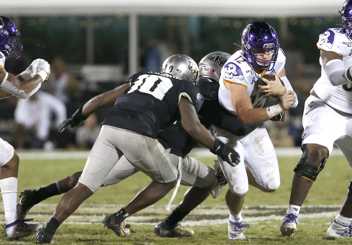 Eriq Gilyard (10) is ready to make a tackle.