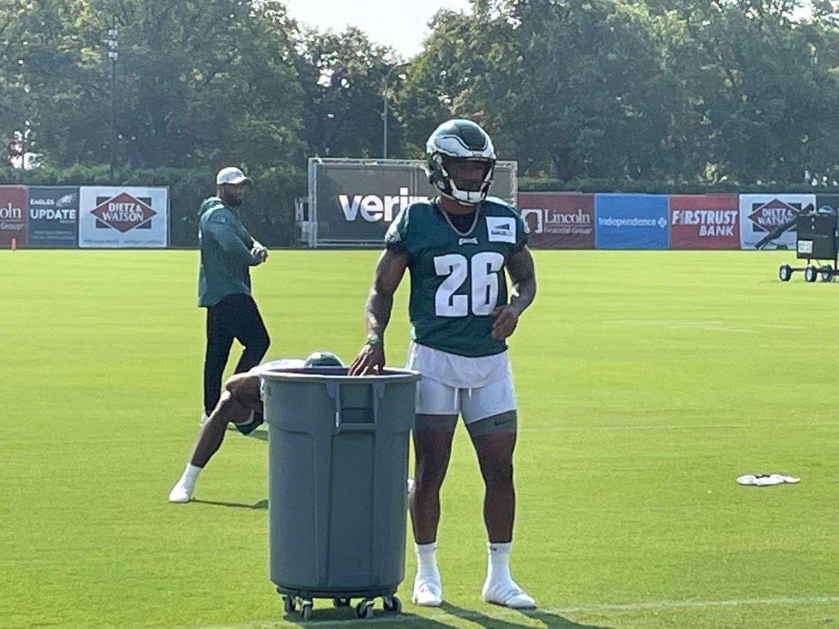 Miles Sanders catches footballs before practice