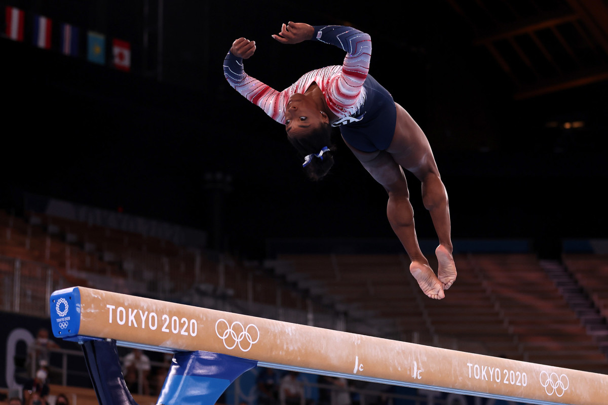 Simone Biles doing a backflip on balance beam