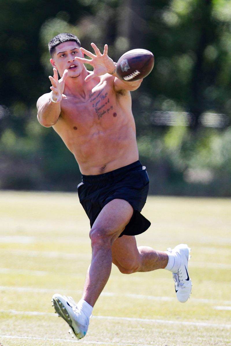 Sammis Reyes works out shirtless during a WFT practice