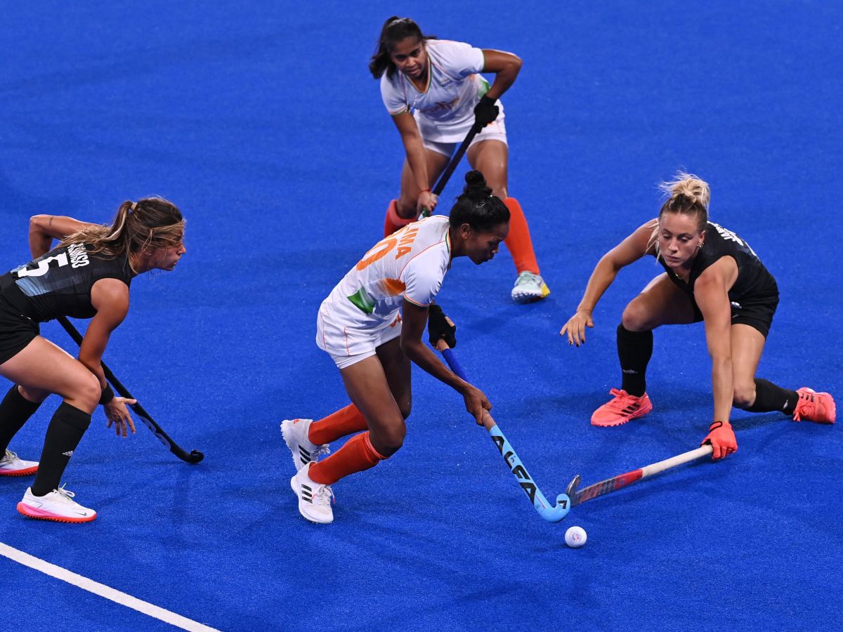 India's Salima Tete (C) is marked by Argentina's Julieta Jankunas (R) during their women's semi-final match of the Tokyo 2020 Olympic Games field hockey competition, at the Oi Hockey Stadium in Tokyo, on August 4, 2021.