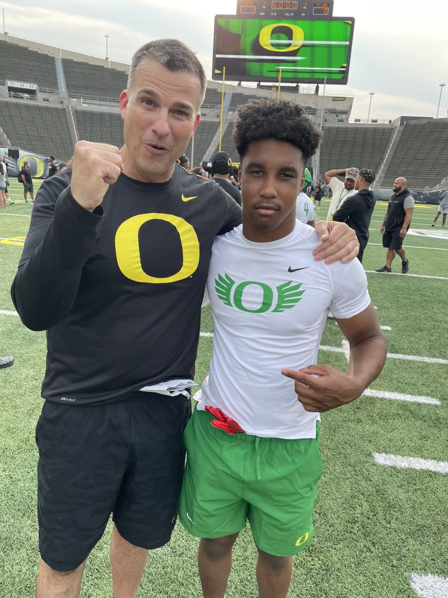 '23 RB Kamron Taylor with Mario Cristobal at Oregon's SNL camp on July 31.