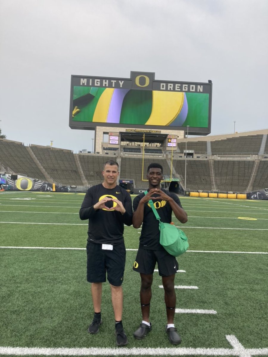 '23 LB/RB Christopher Fewell poses with Mario Cristobal following SNL camp.