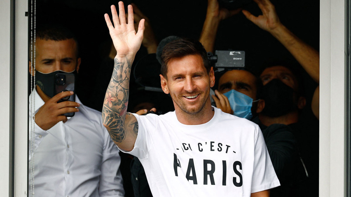 Lionel Messi arrives in Paris to sign with PSG