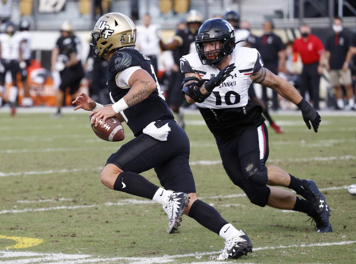 UCF QB Dillon Gabriel running with the football while still keeping his eyes down the field to make a pass
