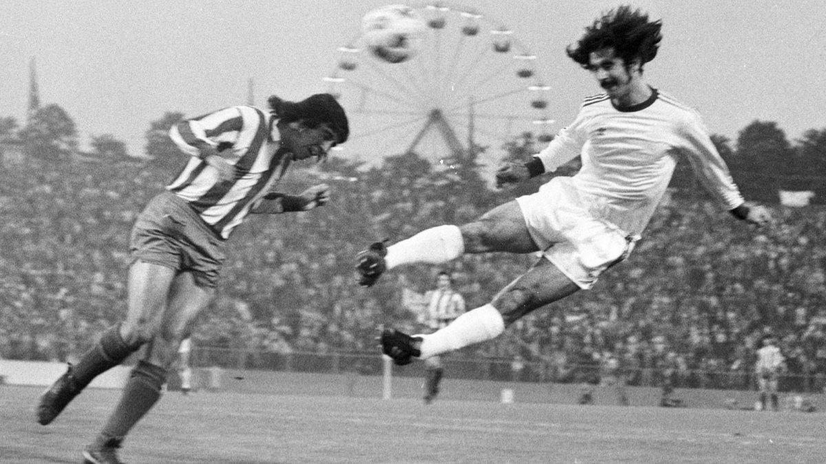 Gerd Muller scores in the 1974 European Cup final