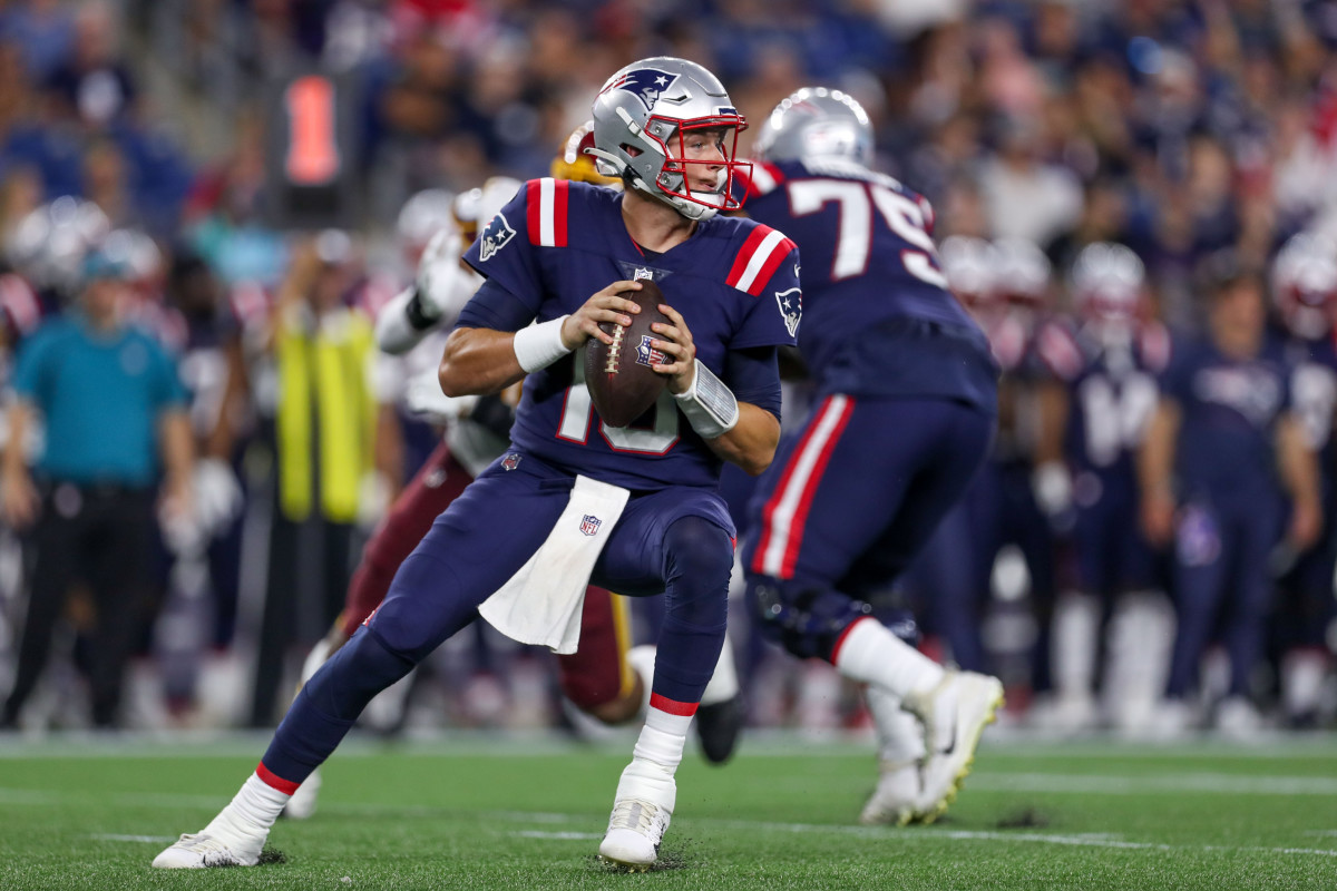 Aug 12, 2021; Foxborough, Massachusetts, USA; New England Patriots quarterback Mac Jones (10) looks to pass during the first half against Washington Football Team at Gillette Stadium. Mandatory Credit: Paul Rutherford-USA TODAY Sports