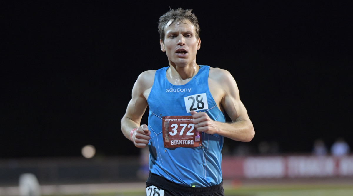 Ben True competing on the track at Stanford during the 2019 season.