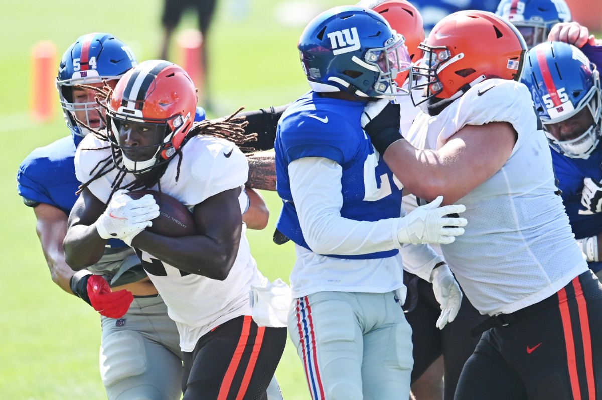 Aug 20, 2021; Berea, OH, USA; New York Giants inside linebacker Blake Martinez (54) defends Cleveland Browns running back Kareem Hunt (27) during a joint practice at CrossCountry Mortgage Campus.