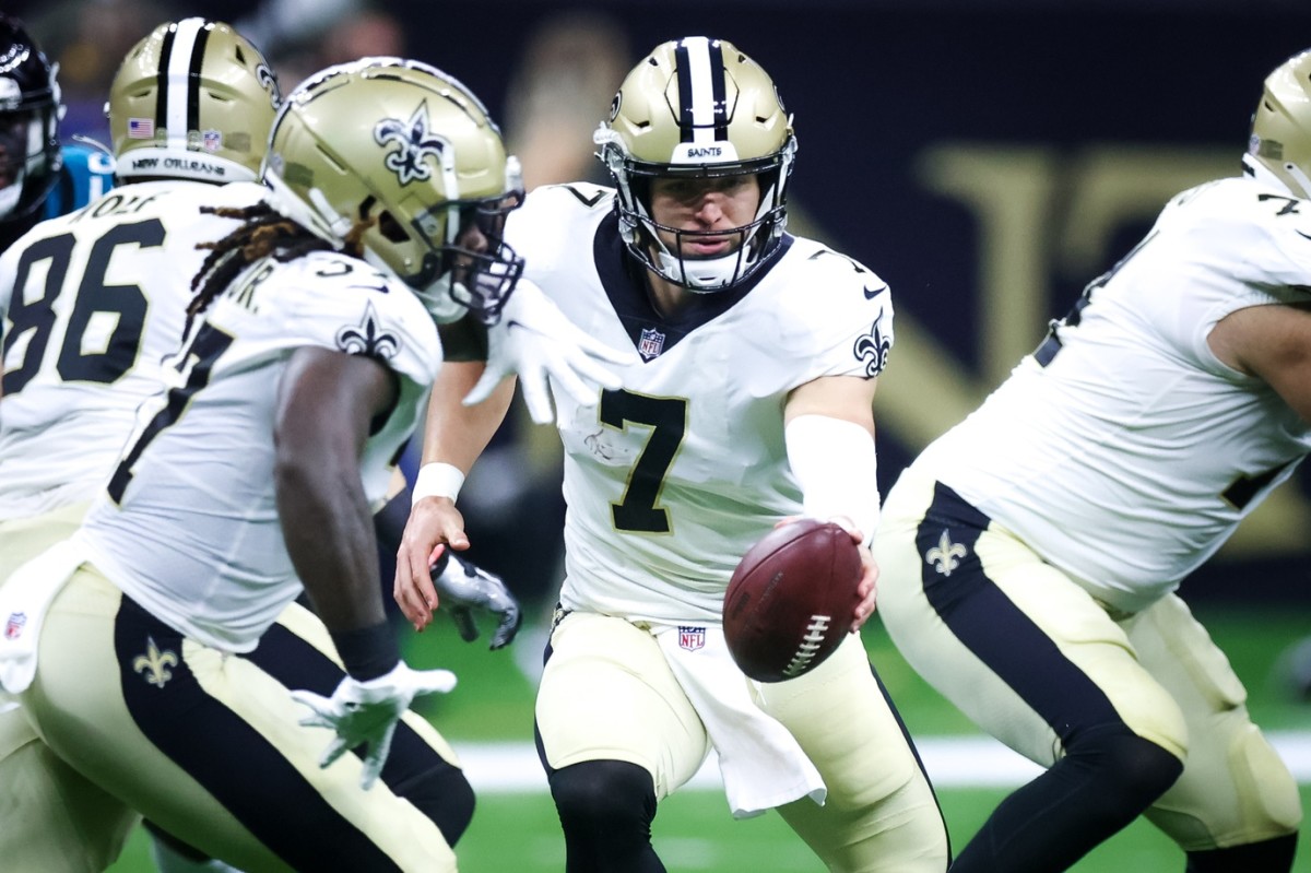 New Orleans Saints quarterback Taysom Hill (7) hands the ball off to running back Tony Jones Jr. (37) against the Jaguars. Mandatory Credit: Stephen Lew-USA TODAY 