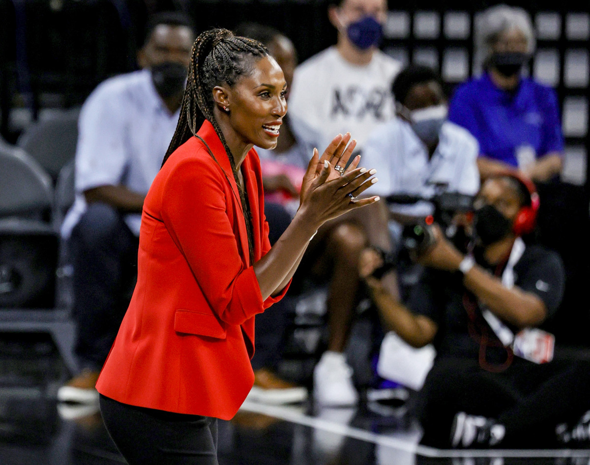 Lisa Leslie clapping on the sideline