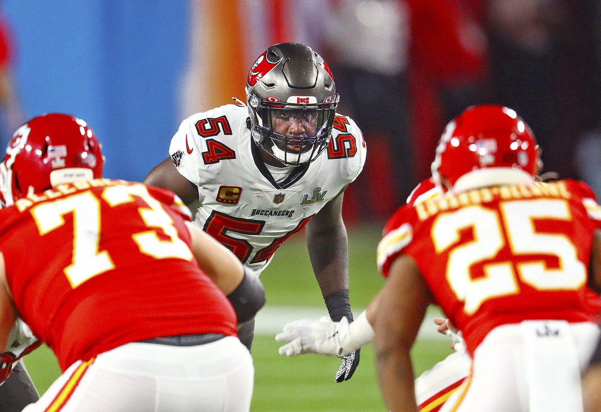 Bucs linebacker Lavonte David looks into the Chiefs backfield before the snap during Super Bowl LV