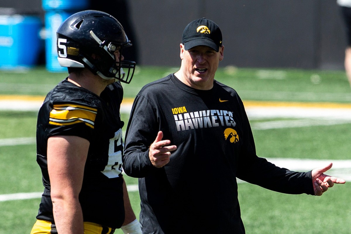 Iowa center Tyler Linderbaum gets some instruction during a recent Hawkeyes practice. (USA TODAY Sports)