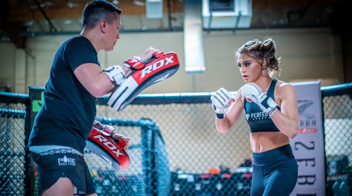 Alyse Anderson returning to MMA after EMT stint in COVID-19 unit - Sports  Illustrated