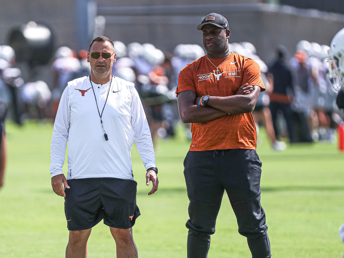 Steve Sarkisian and Vince Young look on during a Texas practice