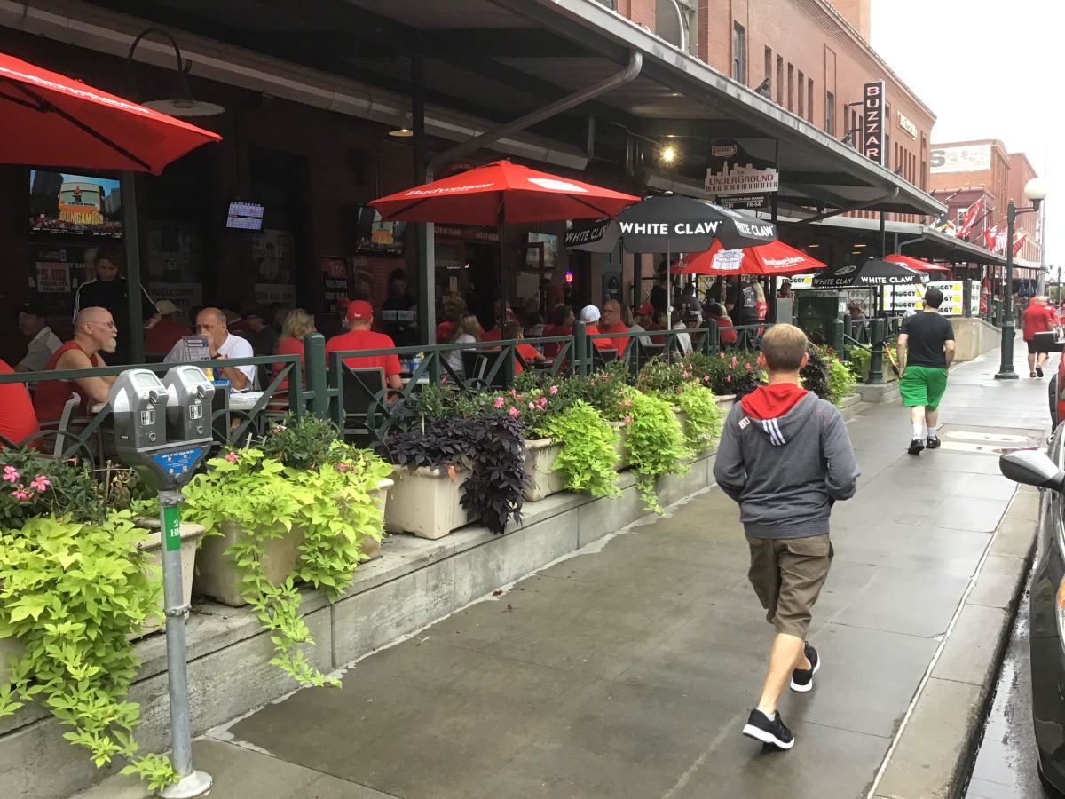 Brewskys_Haymarket_sidewalk