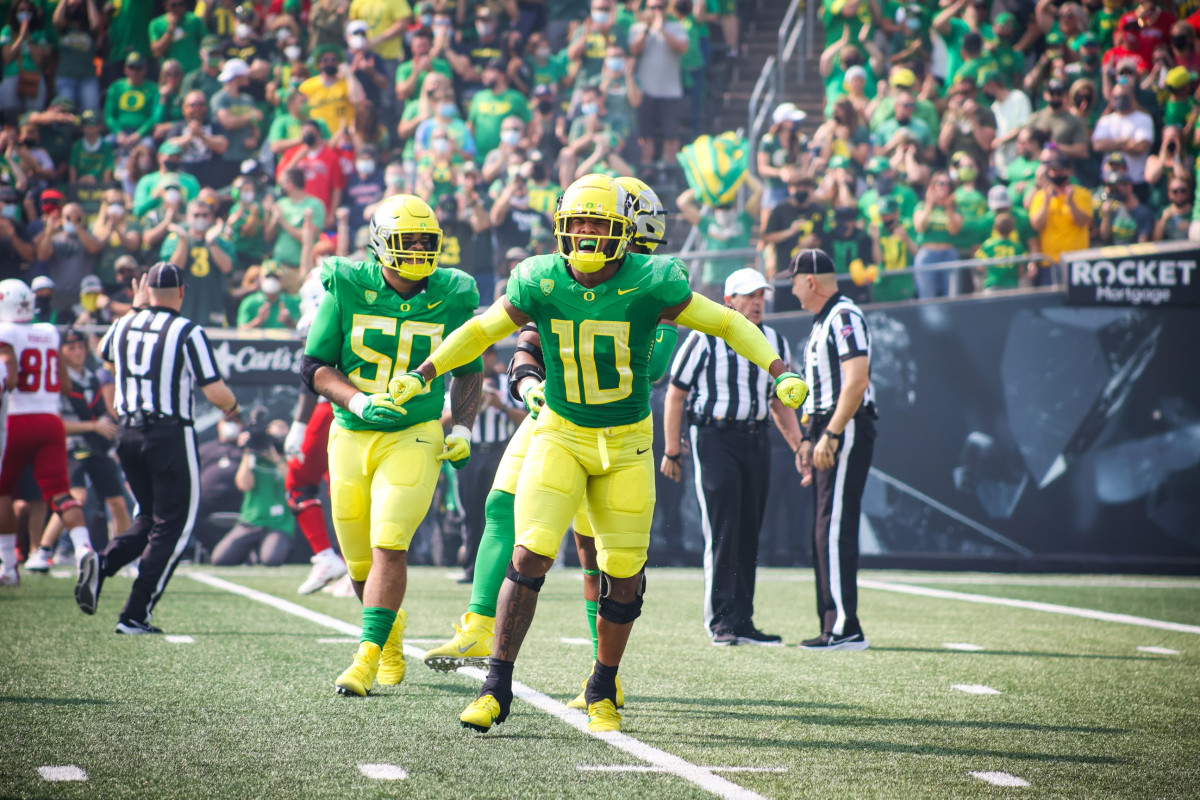 Oregon linebacker Justin Flowe celebrates after a big play against the Fresno State Bulldogs to begin the 2021 season.