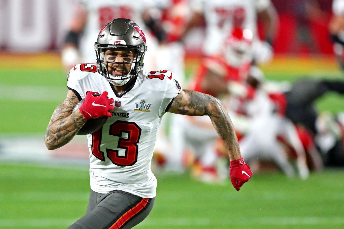 Tampa Bay Buccaneers wide receiver Mike Evans (13) runs the ball during the second quarter against the Kansas City Chiefs in Super Bowl LV at Raymond James Stadium.