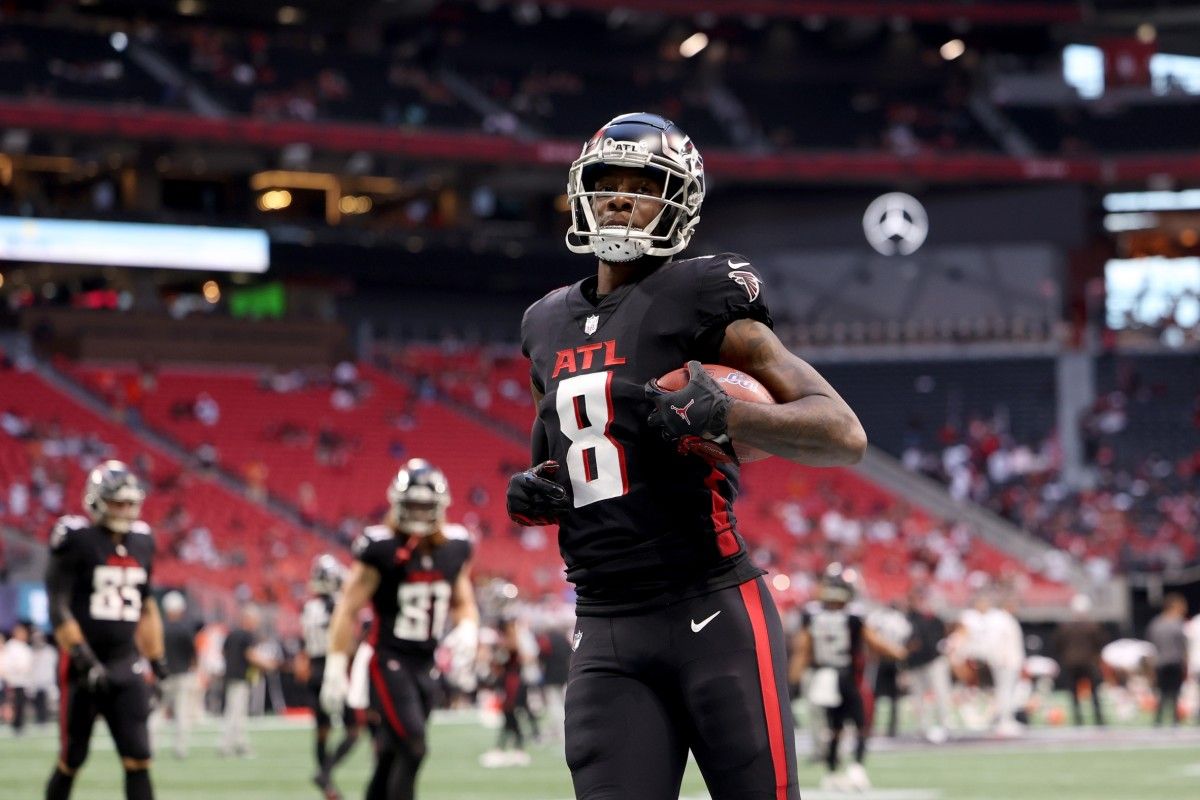 Atlanta Falcons tight end Kyle Pitts (8) catches a pass during warmups before their game against the Cleveland Browns.