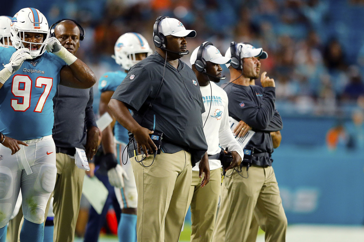 Patrick Graham and Brian Flores on the sideline during a Dolphins game in 2019